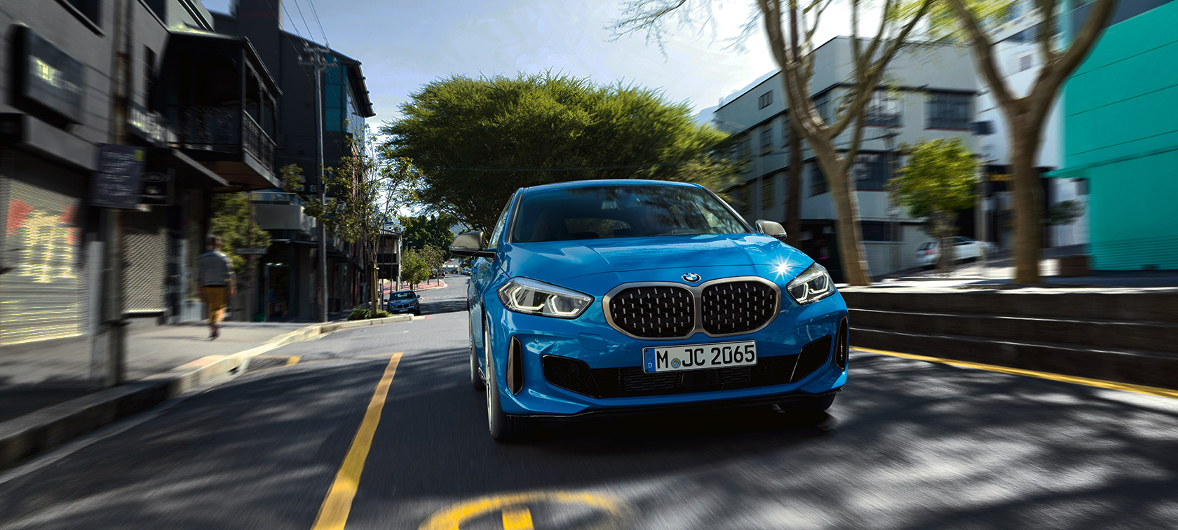 BMW Série 1 en Misano Blau metallic, vue avant, en marche.
