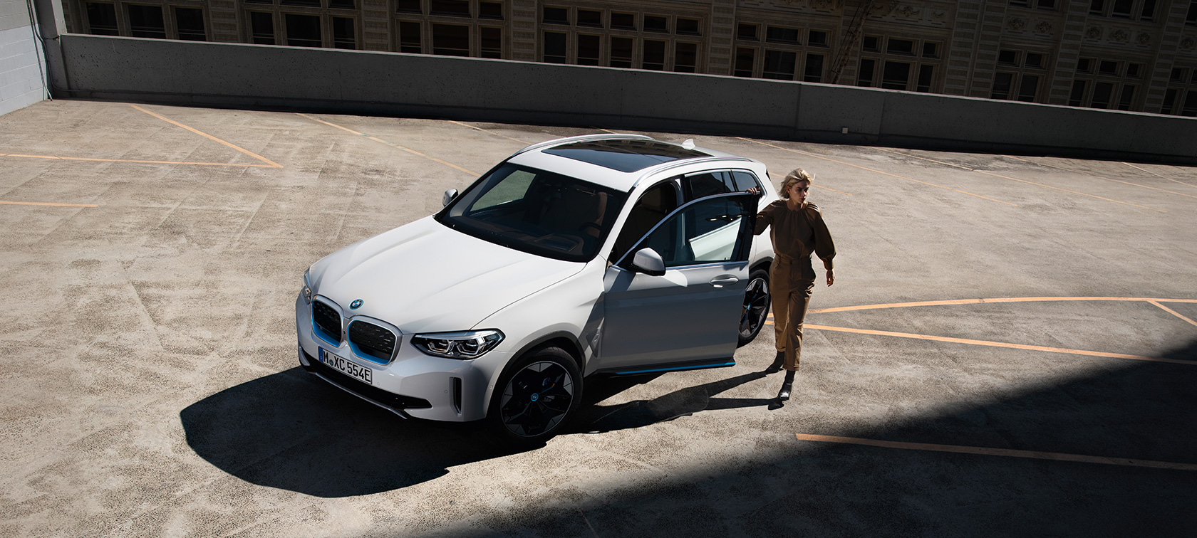 BMW iX3 G08 2020 en Mineralweiß metallic, loop vidéo