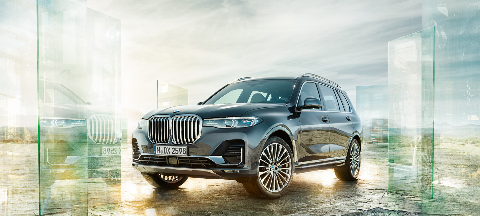La BMW X7 vue de trois quarts avant, avec paysage de désert à l’arrière-plan