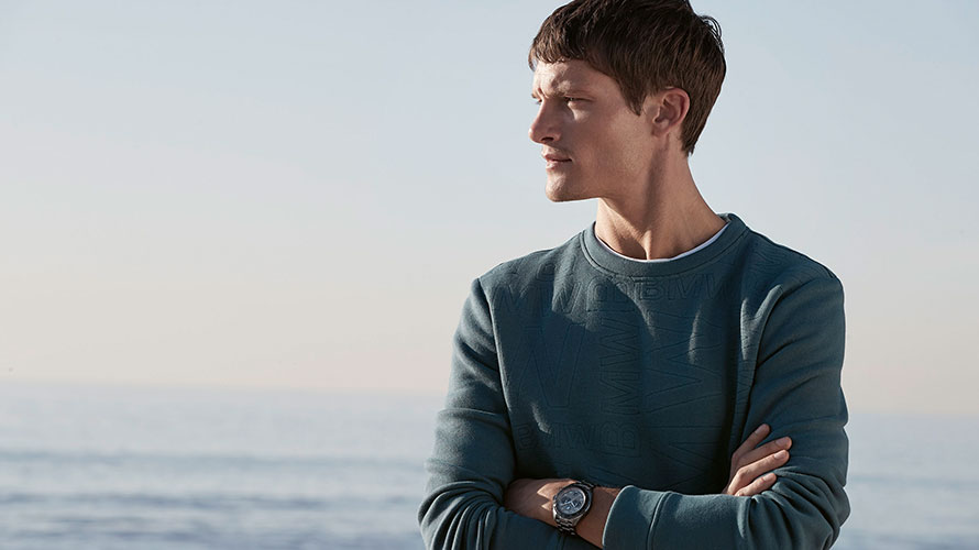 Un jeune homme porte le sweatshirt BMW pour homme.