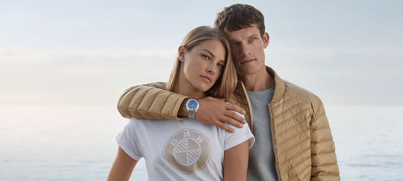 Plus de produits. Un couple montre des pièces de la collection BMW.