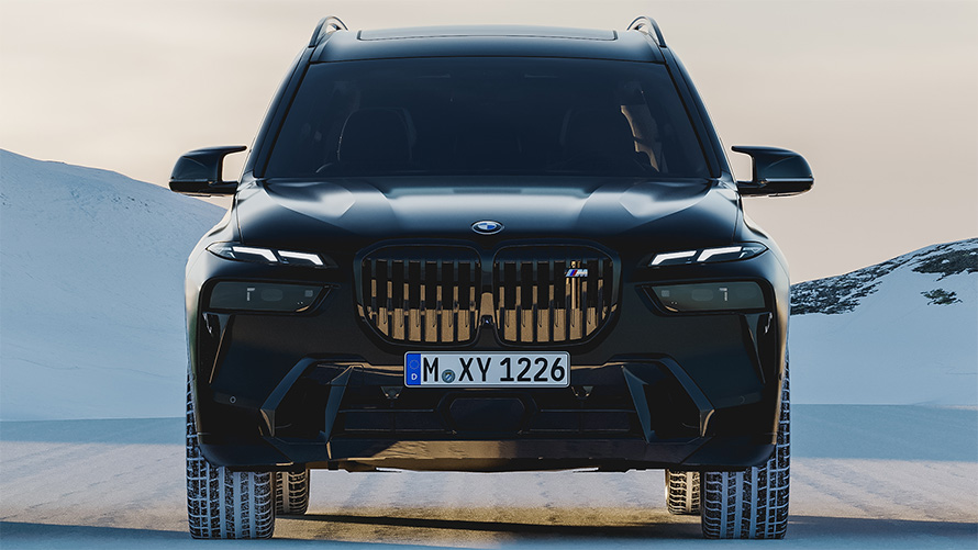 BMW X7 G07 en BMW Individual Frozen Black, vue avant à l’arrêt dans la neige