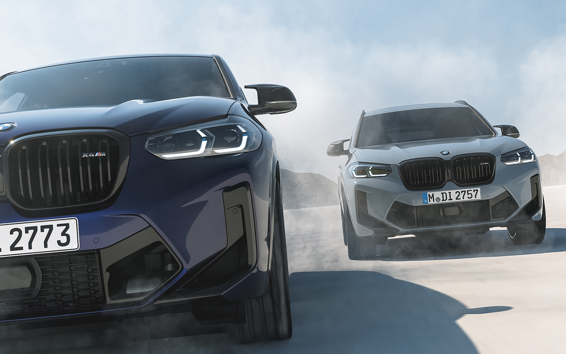 BMW X4 M F98 en BMW Individual Velvetblau, BMW X3 M F97 en BMW Individual Nardograu BMW X4 M F98 en BMW Individual Velvetblau, BMW X3 M F97 en BMW Individual Nardograu, vue avant en mouvement