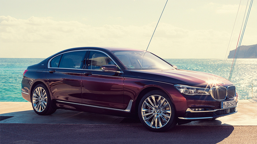 BMW Individual M760Li inspirée par Nautor’s Swan G12 2017 vue trois quarts latérale à l'arrêt sur la jetée devant un yacht à voile dans une baie