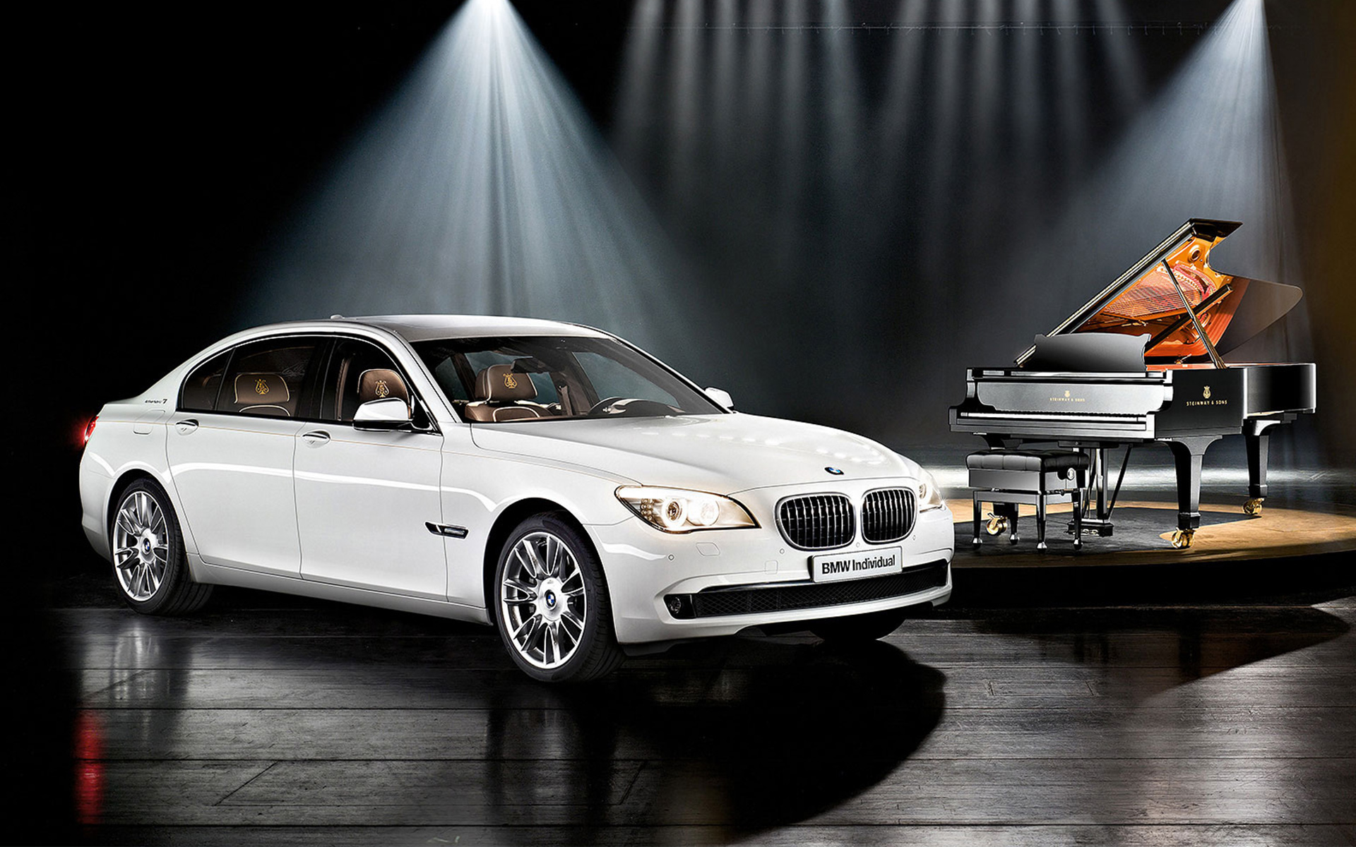 BMW Individual Série 7 Composition inspirée par Steinway & Sons F01 2010 devant piano à queue BMW Individual Série 7 Composition inspirée par Steinway & Sons F01 2010 vue trois quarts latérale devant piano à queue