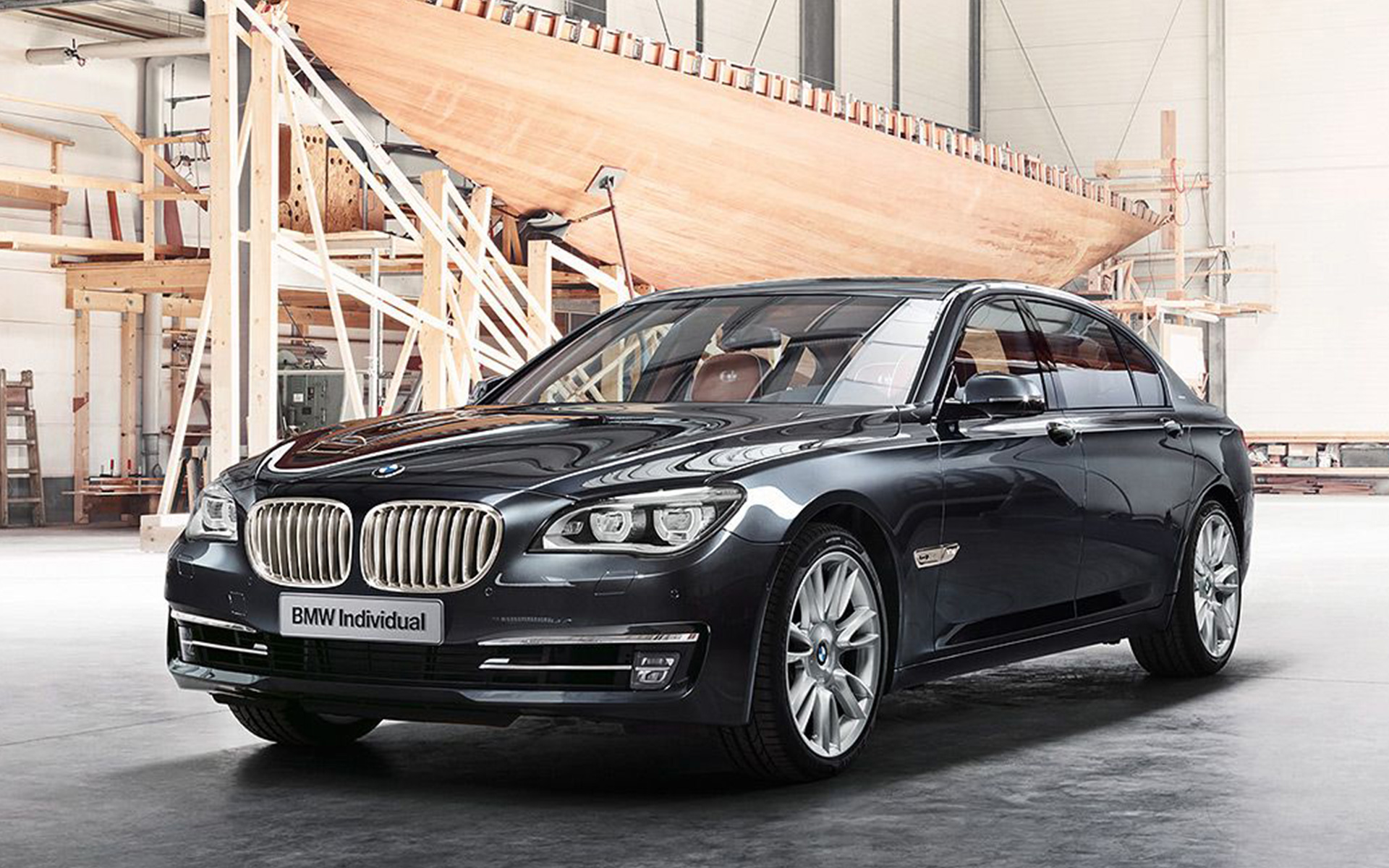 BMW Individual 760Li Sterling inspirée par ROBBE & BERKING F01 2013 devant un yacht à voile dans un entrepôt BMW Individual 760Li Sterling inspirée par ROBBE & BERKING F01 2013 vue trois quarts avant devant un yacht à voile dans un entrepôt