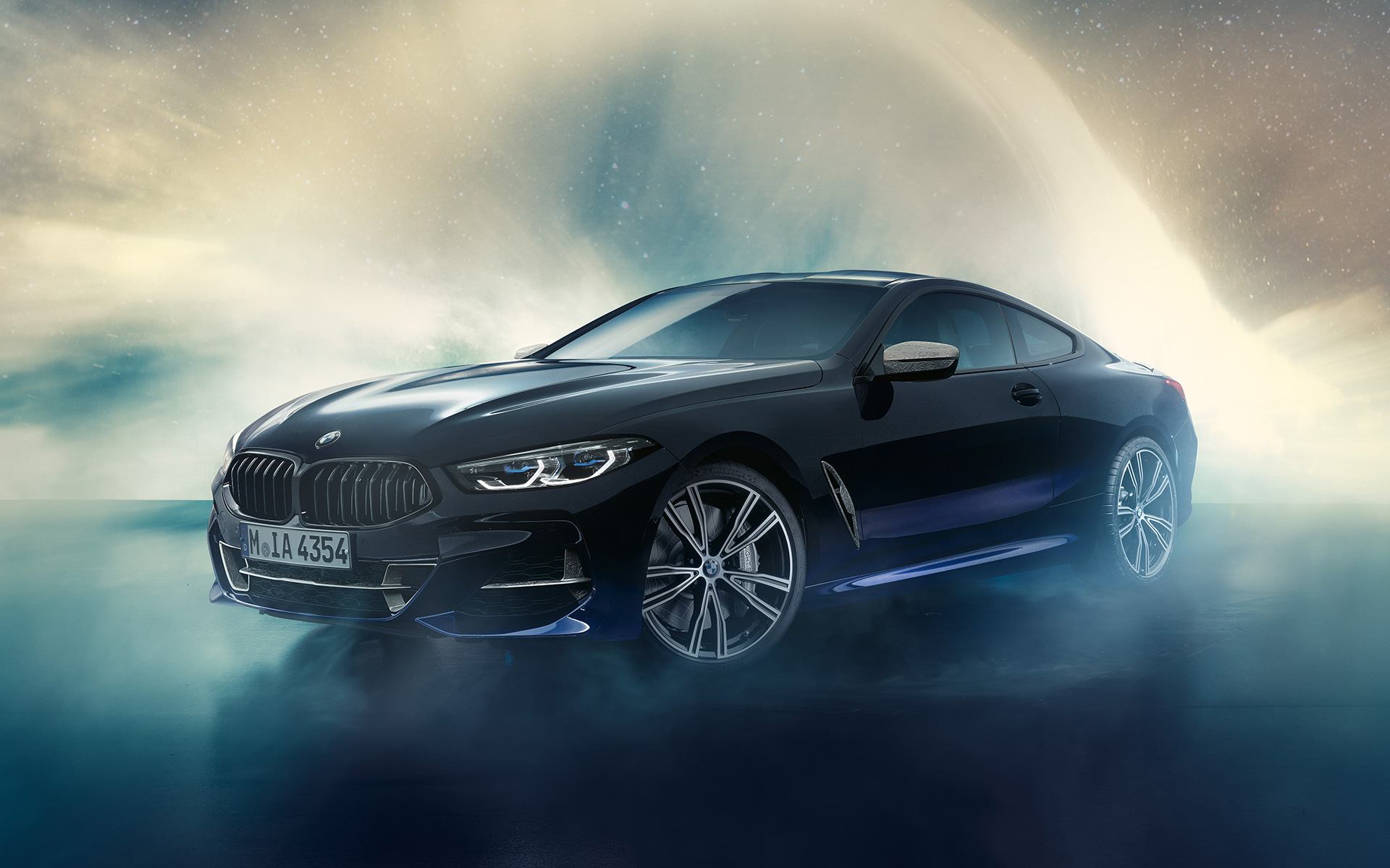 BMW Individual M850i NIGHT SKY G15 2019 vue trois quarts avant devant une pluie de météorites BMW Individual M850i NIGHT SKY G15 2019 vue trois quarts avant devant une pluie de météorites