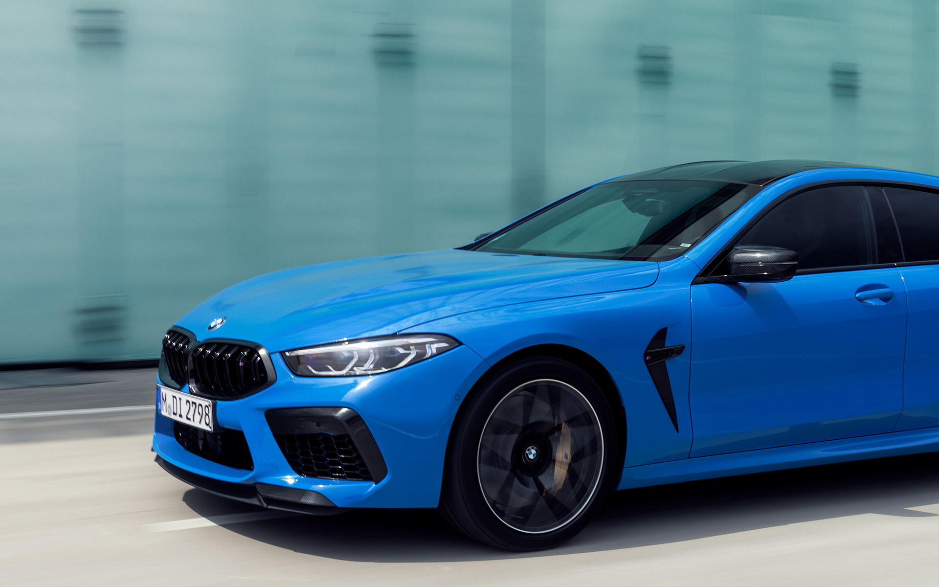 BMW M8 Competition Coupé F92 2019 BMW Individual Voodooblau vue de trois quarts de profil BMW M8 Competition Coupé F92 2019 BMW Individual Voodooblau vue de trois quarts de profil en mouvement