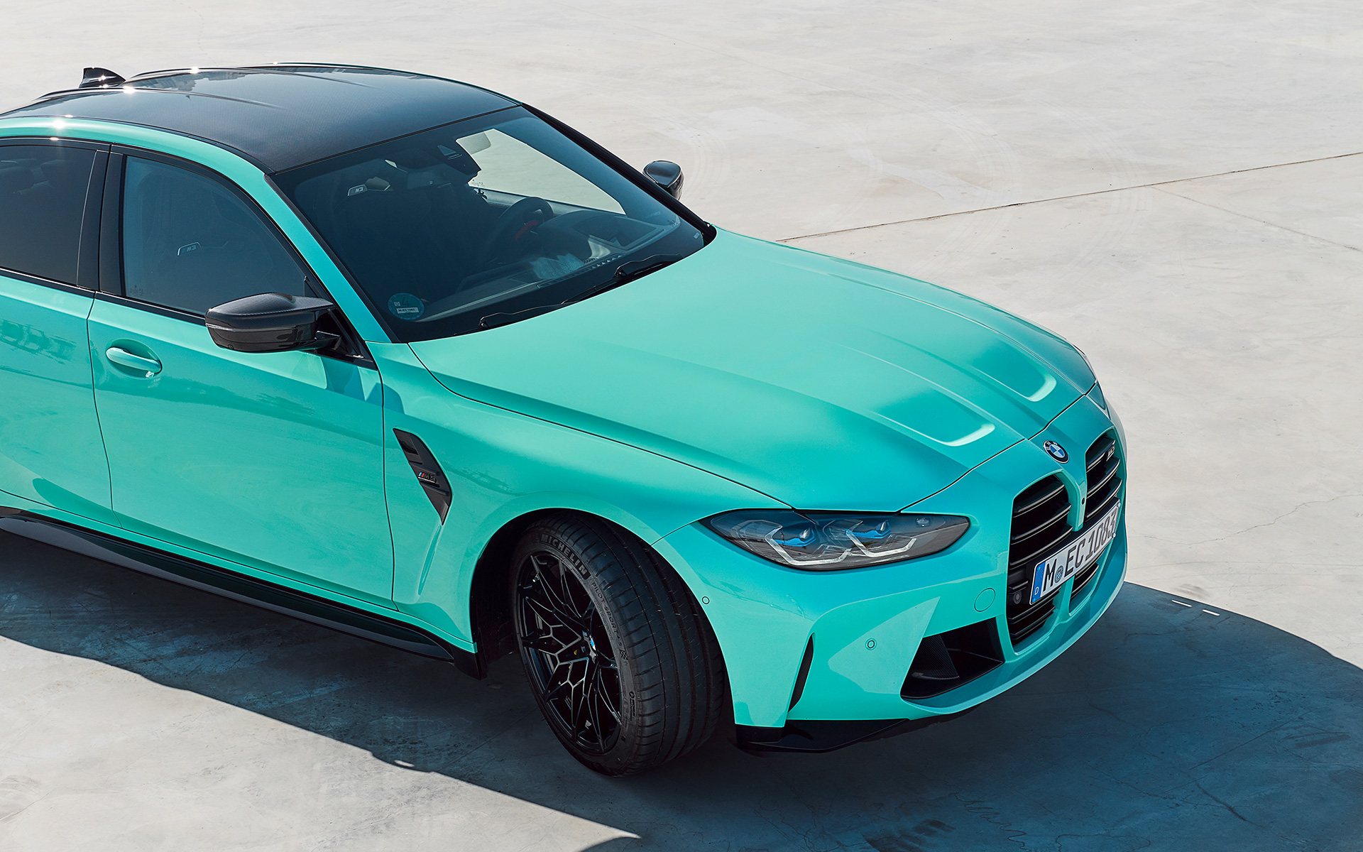BMW M3 Limousine G80 2021 BMW Individual Mintgrün vue de trois quarts de profil BMW M3 Limousine G80 2021 BMW Individual Mintgrün vue de trois quarts de proil à l’arrêt en perspective aérienne