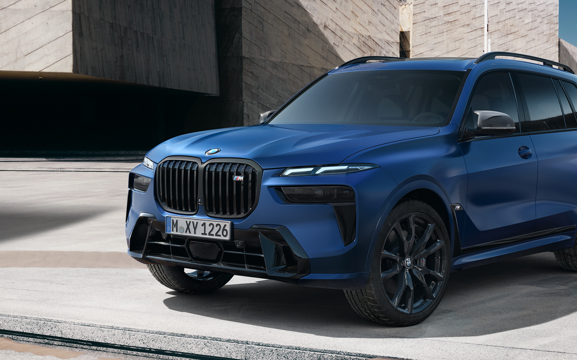 BMW X7 M60i xDrive G07 LCI BMW Individual Frozen Marina Bay Blue metallic vue de trois quarts de profil BMW X7 M60i xDrive G07 LCI BMW Individual Frozen Marina Bay Blue metallic vue de trois quarts de profil à l’arrêt