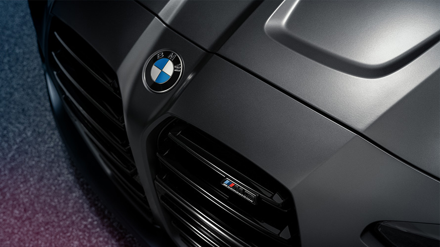 BMW M4 Competition Coupé G82 2021 Frozen Dark Grey metallic, vue trois quarts avant fond perdu vue du haut gros plan BMW M4 Competition Coupé G82 2021 Frozen Dark Grey metallic, vue trois quarts avant fond perdu vue du haut gros plan
