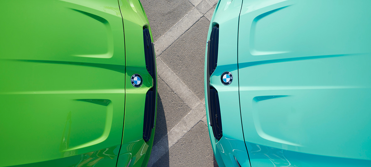 BMW M3 Berline G80 2021 BMW Individual Verde Mantis et BMW M3 Berline G80 2021 BMW Individual Mintgrün face à face fond perdu gros plan perspective aérienne BMW M3 Berline G80 2021 BMW Individual Verde Mantis et BMW M3 Berline G80 2021 BMW Individual Mintgrün face à face fond perdu gros plan perspective aérienne