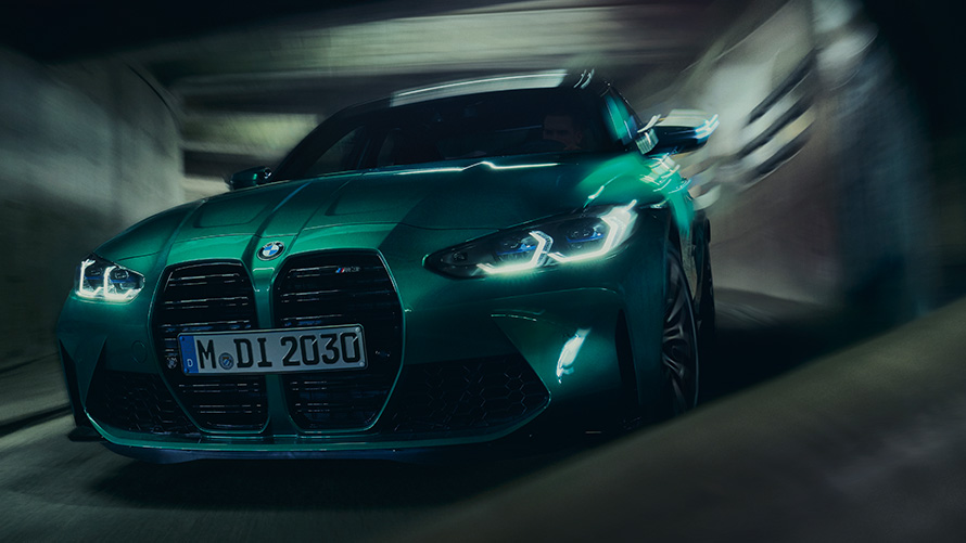 BMW M3 Competition Berline G80 2021 BMW Individual Isle of Man Gün metallic vue de trois quarts avant roulant dans un virage