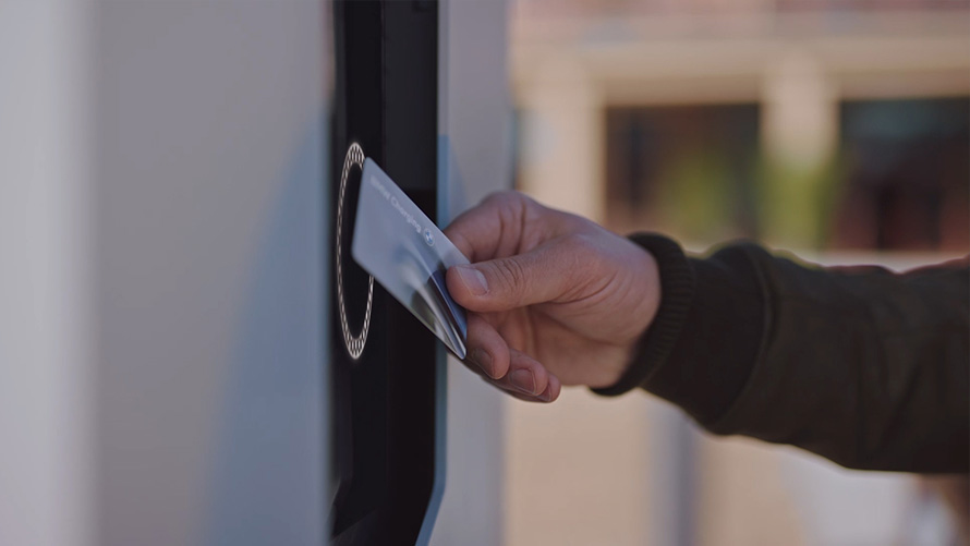 Véhicules électriques BMW – recharge rapide de la BMW iX sur une borne publique en vidéo