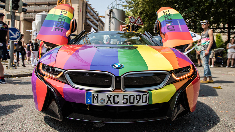 Diversity durabilité BMW Durabilité BMW groupe de personnes Diversity devant des bâtiments avec ballons multicolores dans les airs