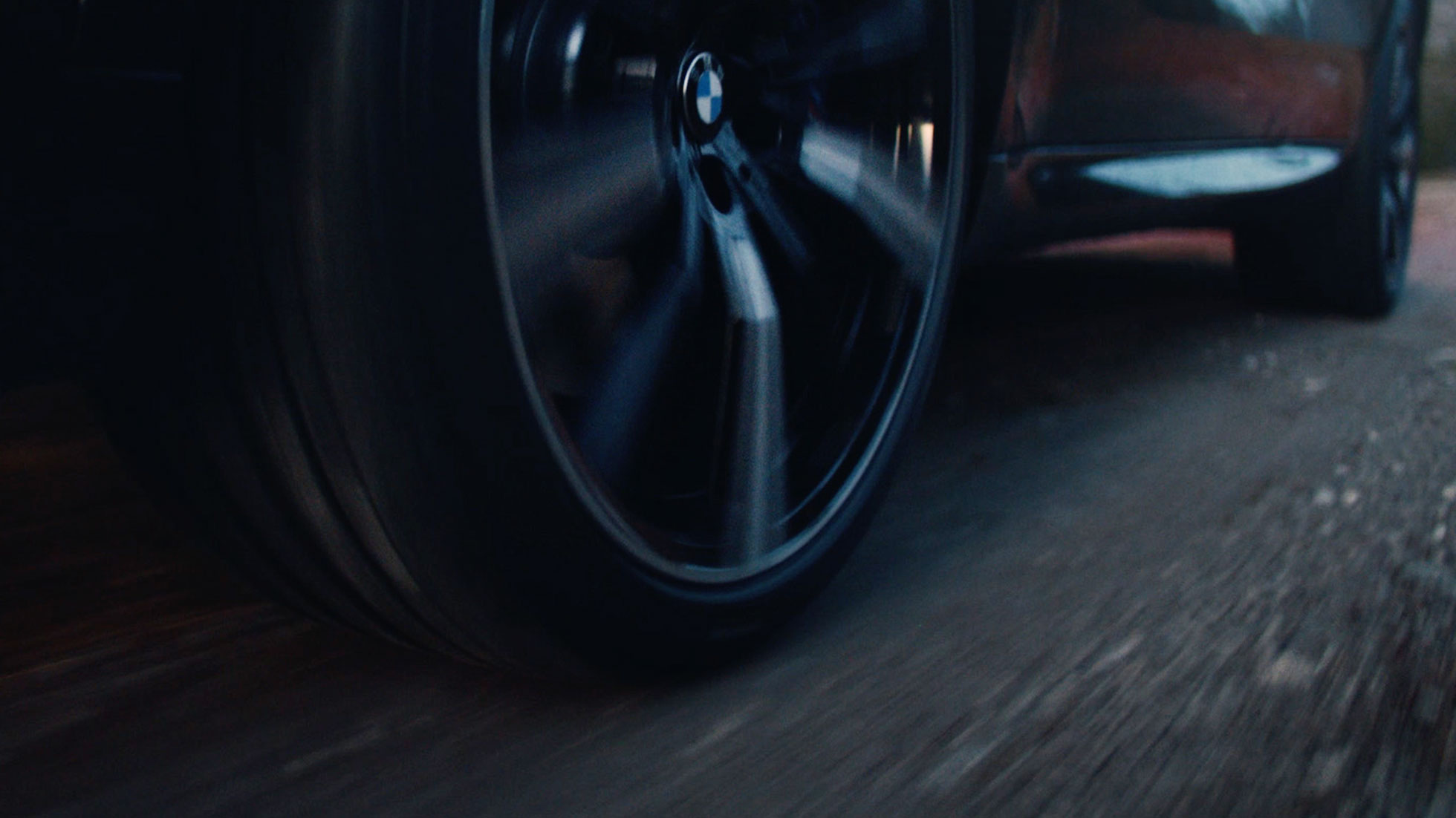 Le logo BMW sur une roue qui tourne Le logo BMW sur une roue qui tourne