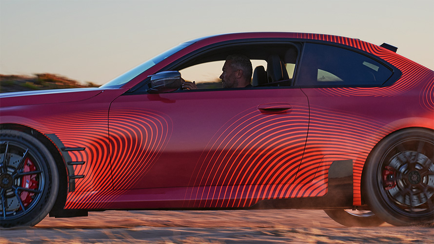 BMW M2 Coupé G87 BMW M Performance Parts vue de trois quarts profil en mouvement