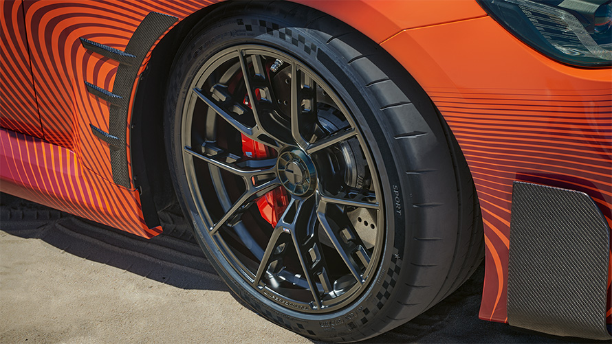 BMW M2 Coupé G87 BMW M Performance Parts vue de trois quarts arrière à l’arrêt