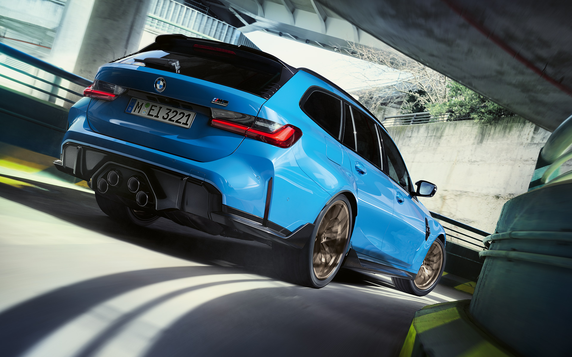 BMW M3 Touring G81 BMW M Performance Parts vue de trois quarts arrière BMW M3 Touring G81 BMW M Performance Parts vue de trois quarts arrière en mouvement