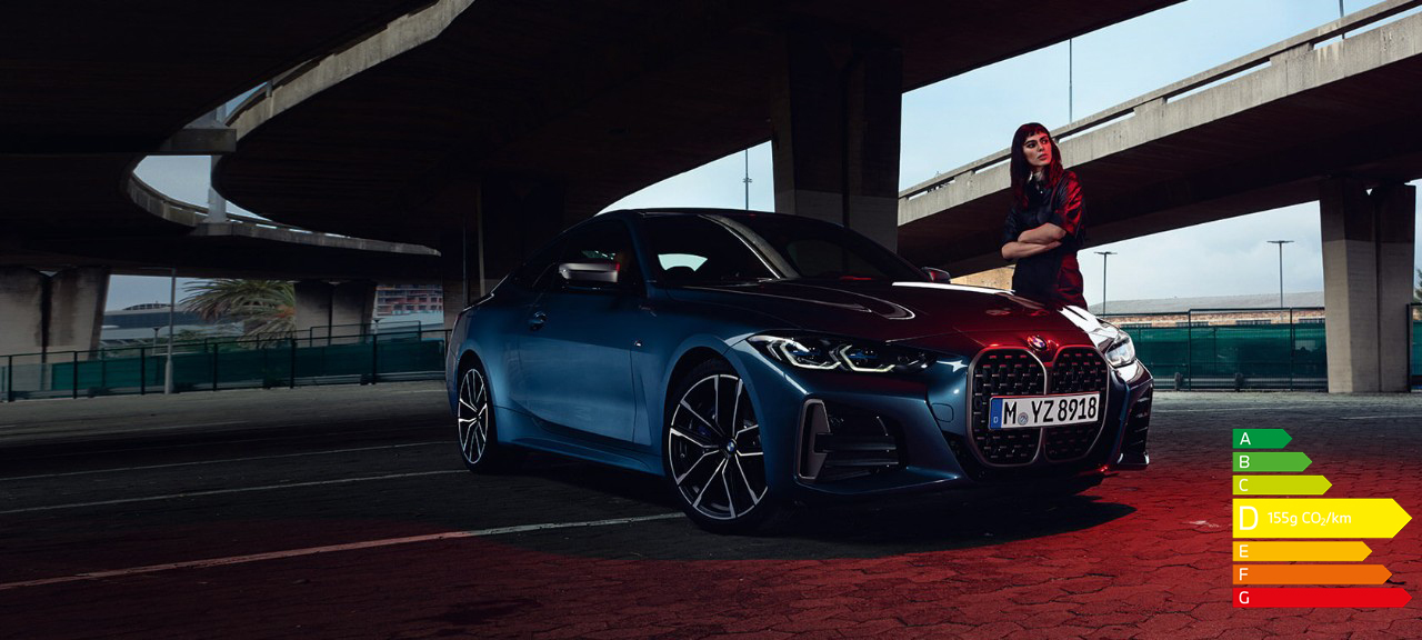 BMW Série 4 Coupé G22 2020, vue de trois quarts avant avec modèle
