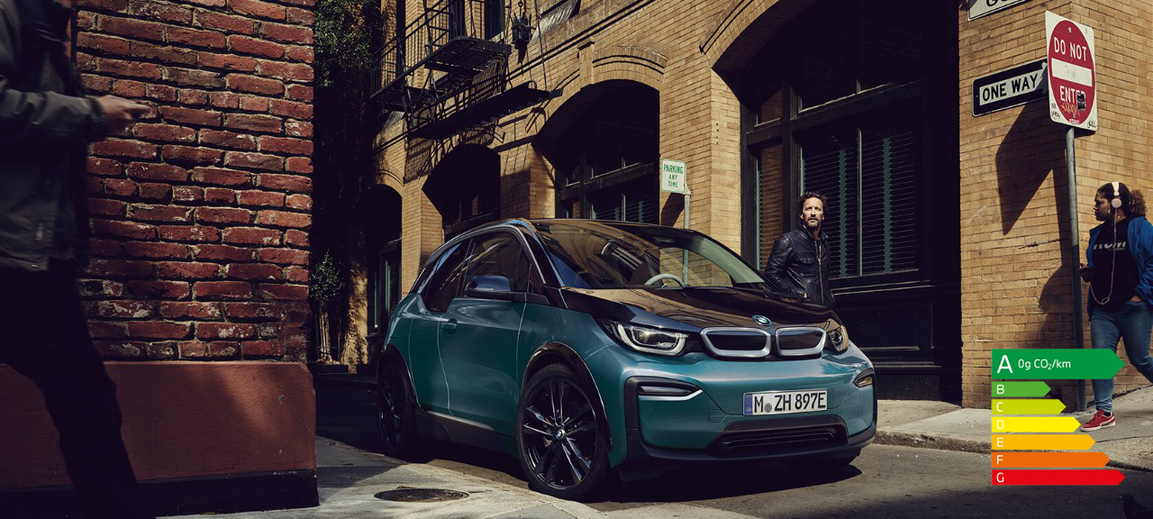 BMW i3 I01 2018 Fluid Black avec accents BMW i Blau vue de profil en mouvement dans un décor urbain
