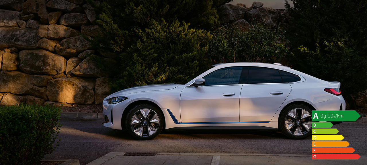 BMW i4 eDrive40 G26 2021 Mineralweiß vue de profil à l’arrêt 
