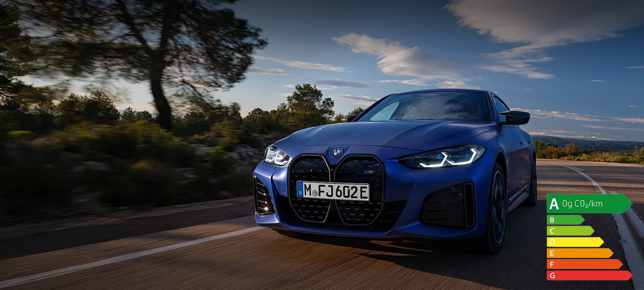 BMW i4 M50 G26 2021 BMW Individual Frozen Portimao Blau metallic, vue de trois quarts avant en mouvement