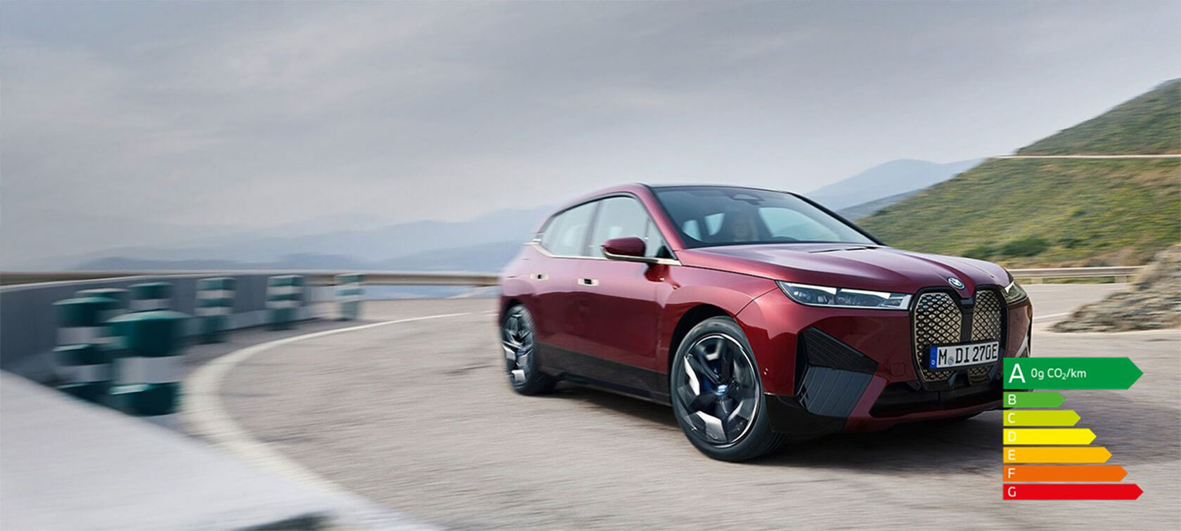 BMW iX i20 2021 SUV électrique BMW iX xDrive50 Aventurinrot devant le littoral