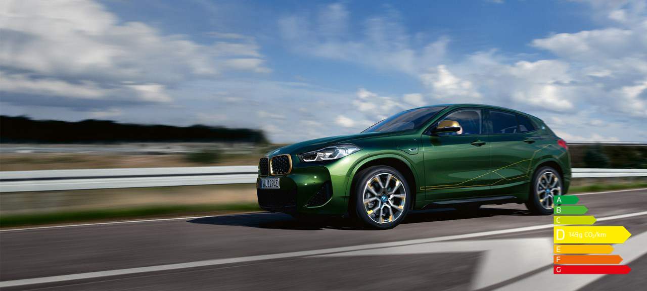Vue de trois quarts de profil en conduite BMW X2 F39 Sanremo Green metallic