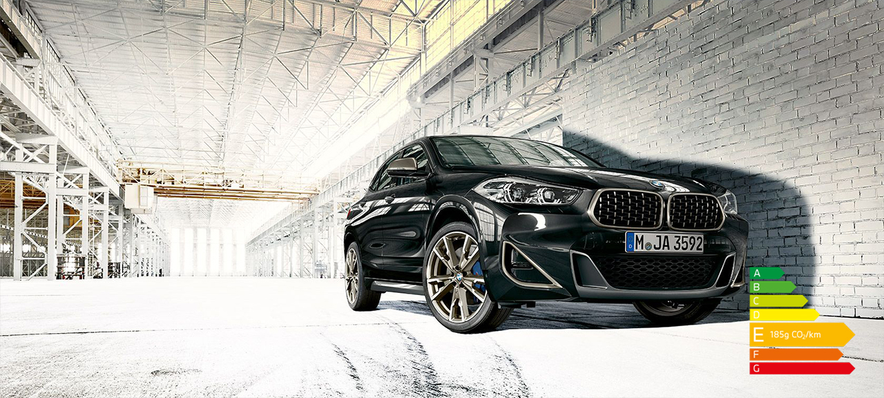 Vue en contre plongée de la BMW X2 M35i (F39) Saphirschwarz metallic