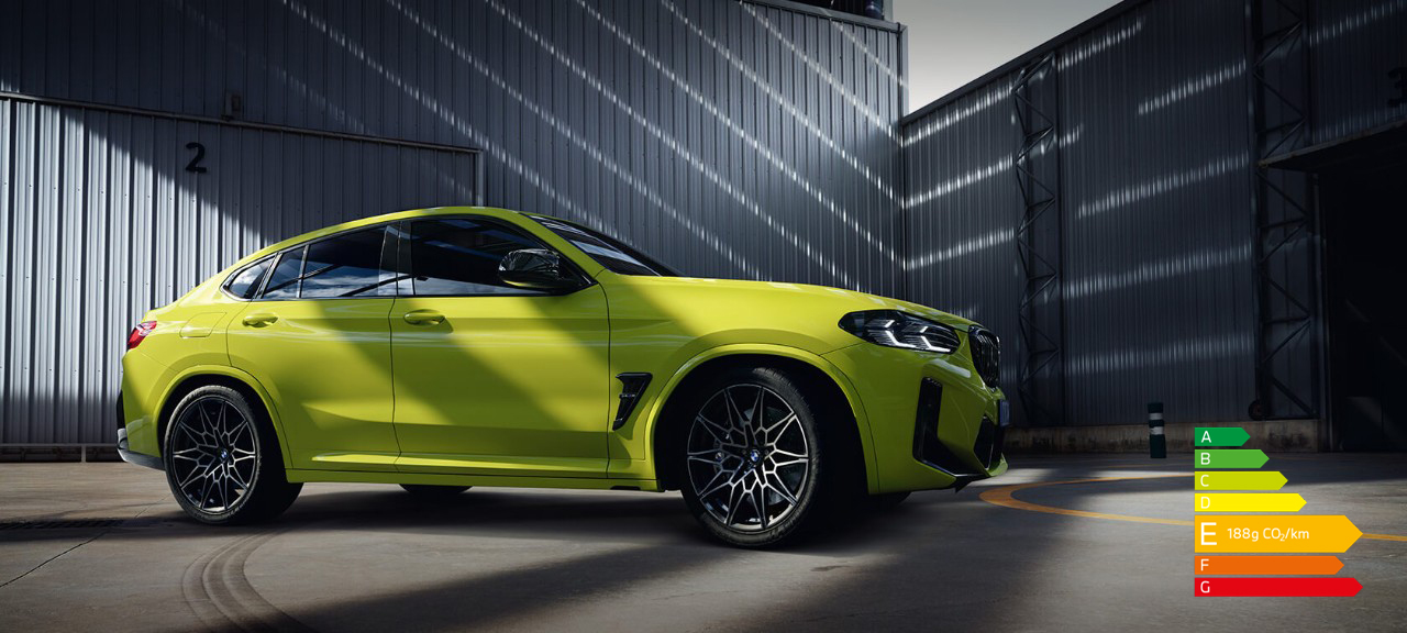 BMW X4 M Competition F98 LCI Facelift 2021 Sao Paulo Gelb vue de profil dans le bâtiment