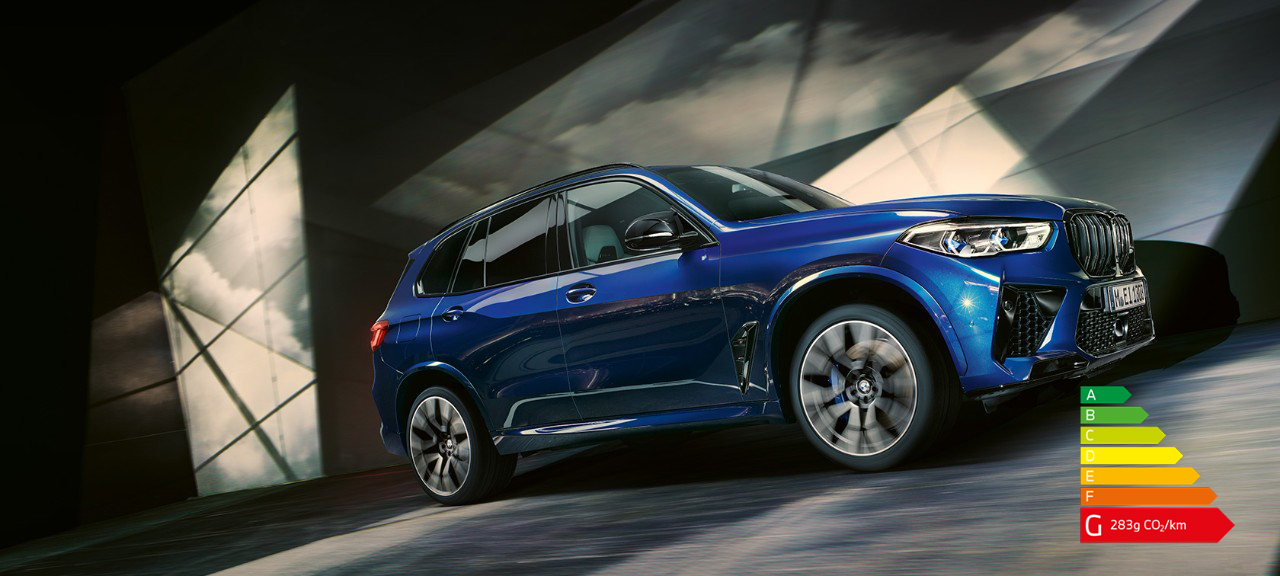 Voitures BMW X5 M F95 2020 SUV BMW X5 M Competition Marina Bay Blau metallic vue de trois quarts de profil vue en contre-plong&eacute;e en mouvement