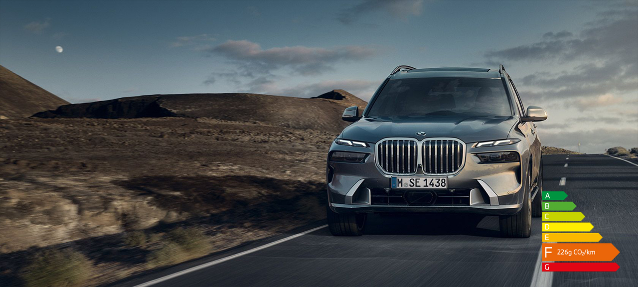 BMW X7 G07 LCI 7/8 vue avant en mouvement Sparkling Kupfergrau metallic