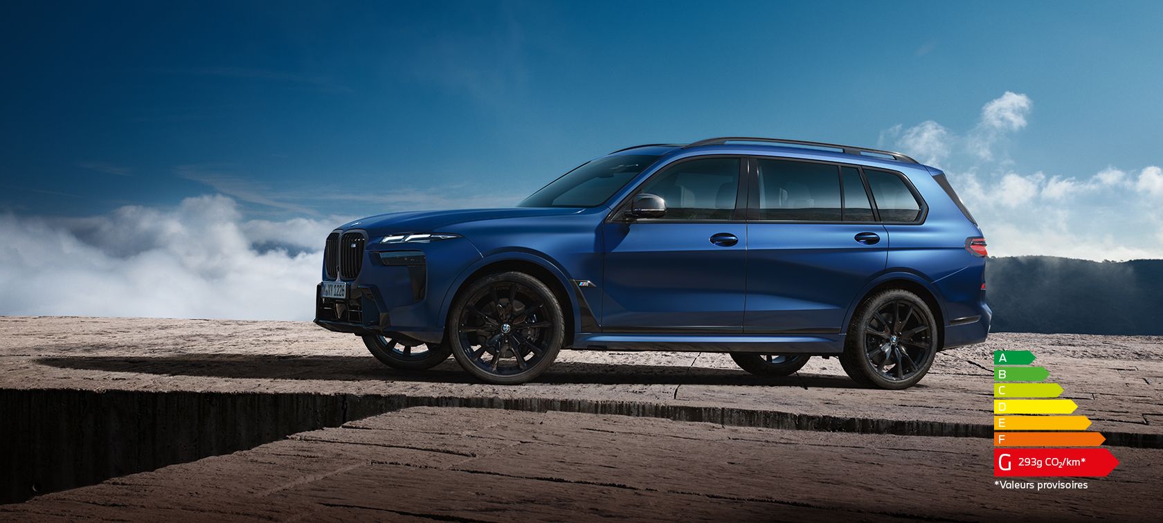 BMW X7 M60i xDrive G07 LCI Frozen Marina Bay Blue vue de profil devant un paysage de montagnes
