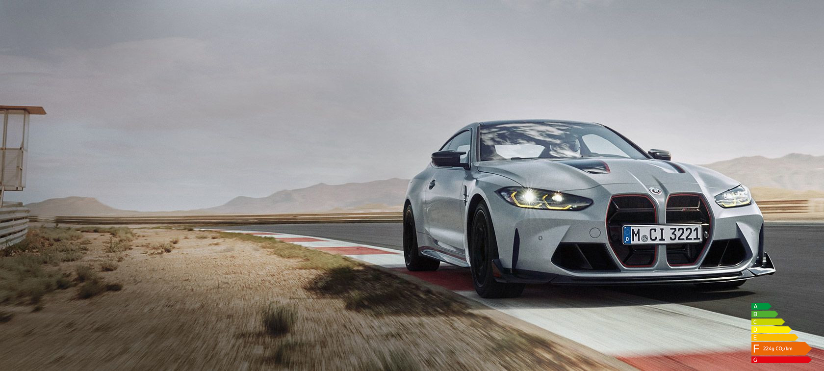 BMW M4 CSL G82 teinte spéciale BMW Individual Frozen Brooklyn Grey metallic, vue de trois quarts avant en mouvement