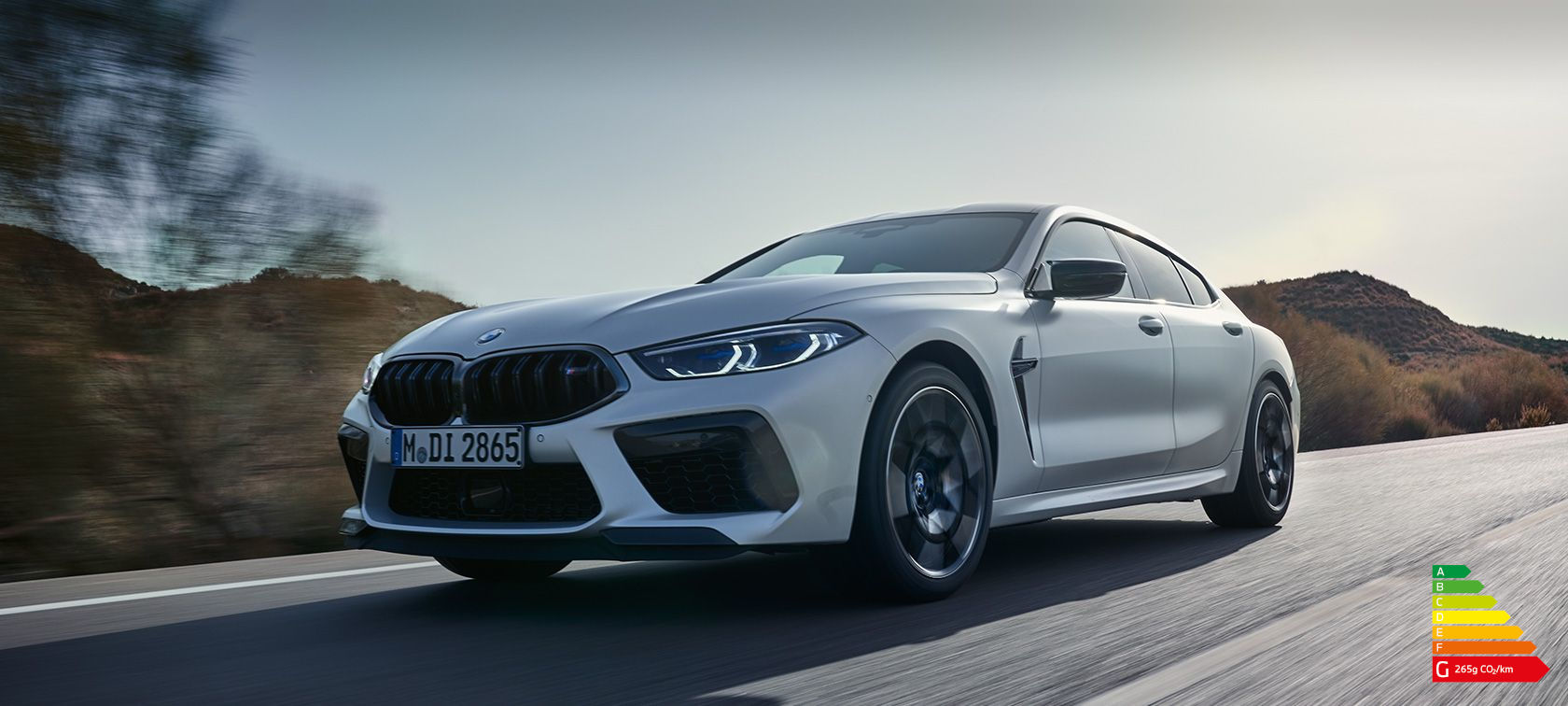 BMW M8 Competition Gran Coupé F93 LCI restylage 2022 BMW Individual Frozen Brilliant White metallic vue de trois quarts avant en conduite