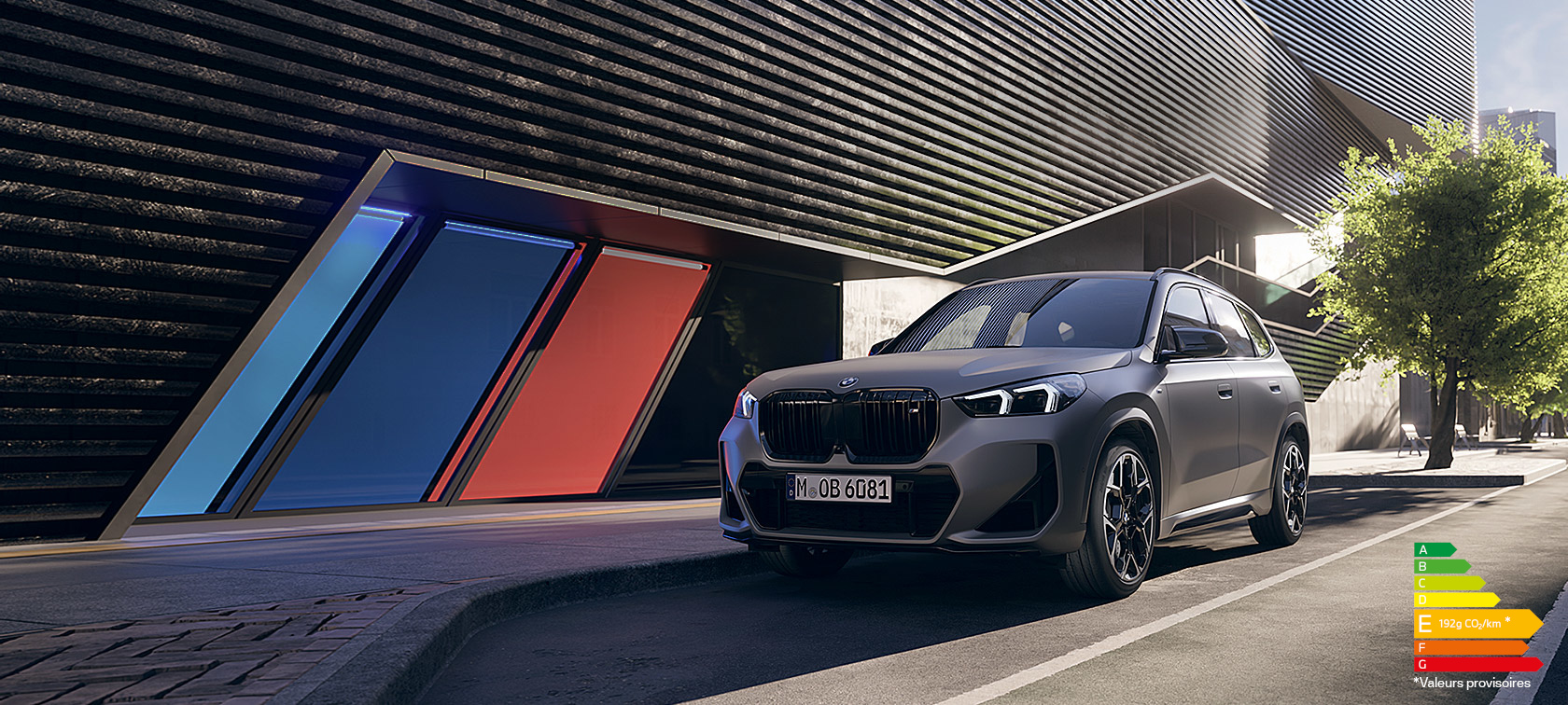 BMW X1 M35i xDrive vue de trois quarts de profil à l’arrêt
