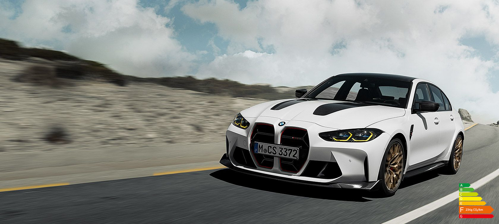 BMW M3 CS G80 vue de trois quarts avant en mouvement sur des circuits de course