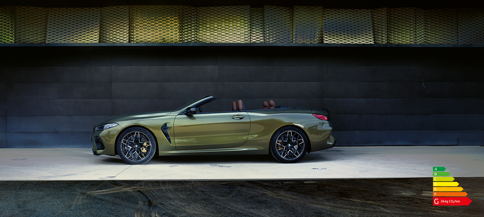 La nouvelle BMW M8 Competition Cabrio F91 LCI restylage 2022 BMW Individual Brass metallic, vue de trois quarts de profil devant un mur
