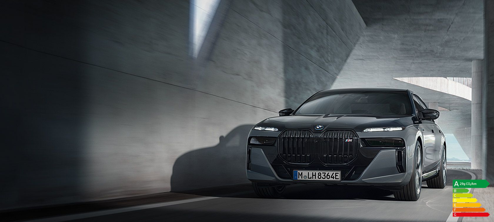 BMW M760e xDrive Berline G70 pack M Performance teinte BMW Individual bicolore Saphirschwarz metallic BMW Individual Dravitgrau metallic vue de trois quarts face roulant dans la rue