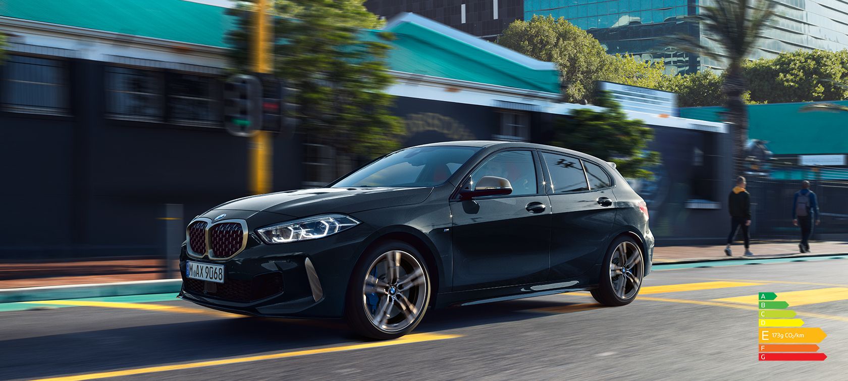 BMW Série 1 M135i xDrive (F40) en Saphirschwarz metallic Voiture en mouvement dans un environnement urbain