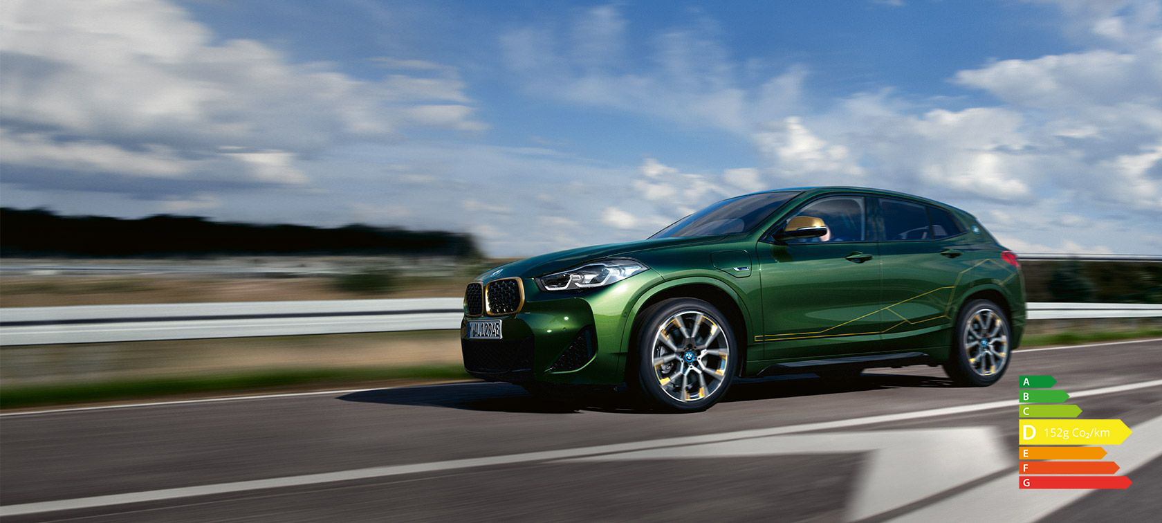 BMW X2 F39 Sanremo Green metallic vue de trois quarts de profil avec modèle BMW X2 F39 Sanremo Green metallic vue de trois quarts de profil avec modèle