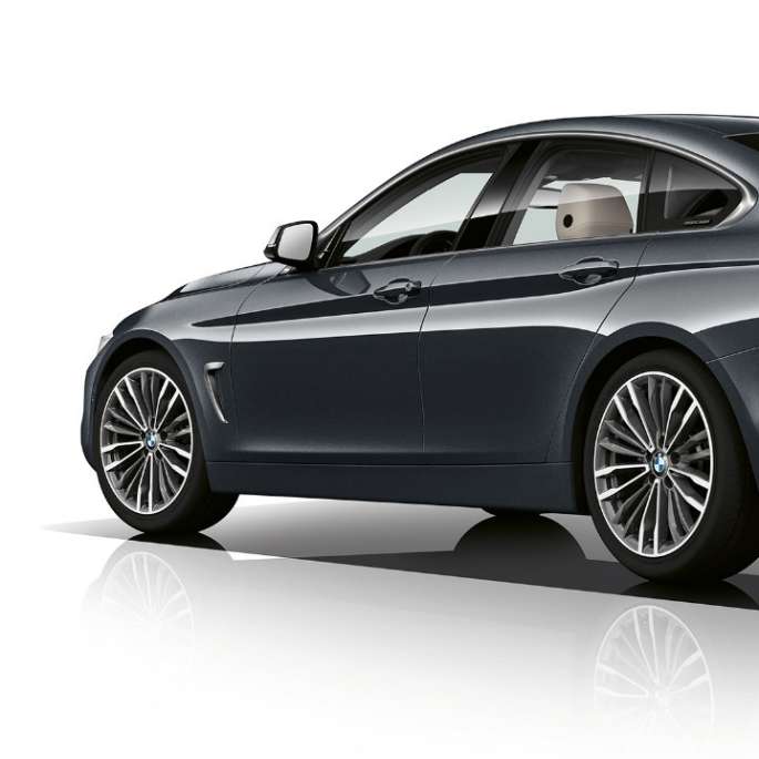 BMW Série 4 Gran Coupé, Modèle Luxury, vue de trois quarts de la poupe BMW Série 4 Gran Coupé, Modèle Luxury, vue de trois quarts de la poupe