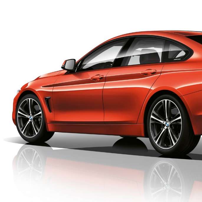 BMW Série 4 Gran Coupé, Modèle Sport, vue de trois quarts de la poupe BMW Série 4 Gran Coupé, Modèle Sport, vue de trois quarts de la poupe